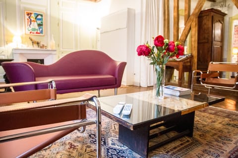 This is the living area. as you can see, there is a murphy bed beind the sofa.
