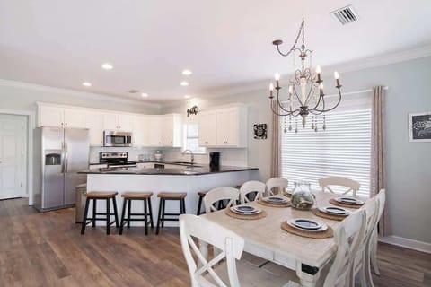 Dining Area with Breakfast Bar