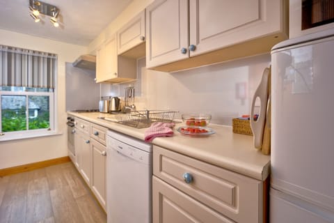 Howgills Apartment 11 - Kitchen area with a dishwasher