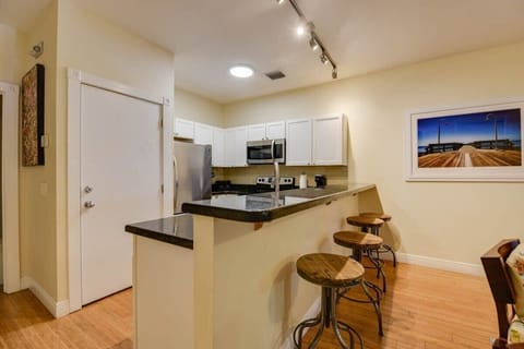 Breakfast Bar - Seating for 4 - Unit 1