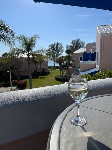 Enjoy some sunshine and wine or coffee on the balcony with a view of the gulf! 