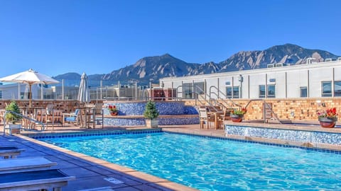 Amazing rooftop pool, 2 hot tubs, and grilling / picnic area