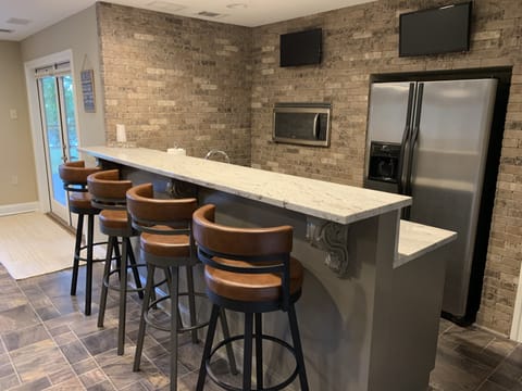 Full size refrigerator/freezer, dishwasher and microwave 