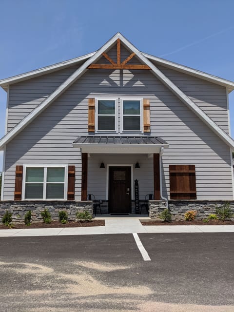 Front view of the house! 