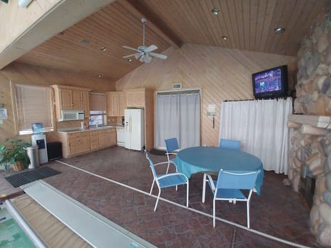Pool kitchen, changing area, water fountain, table and chairs