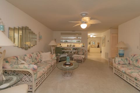 Large Living Room With Plenty Of Seating!