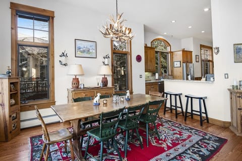 Arrowhead 5 bed house w/ skier shuttle to lift