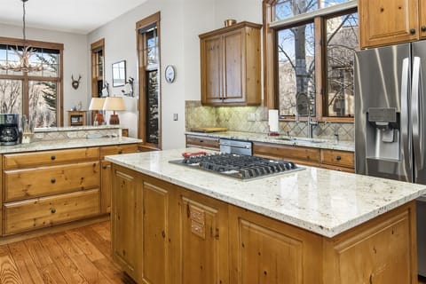 Arrowhead 5 bed house w/ skier shuttle to lift