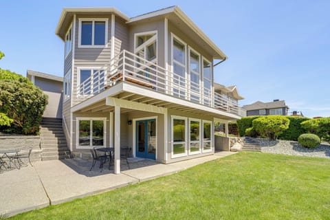 Manson Vacation Rental | 5BR | 4BA | 2,613 Sq Ft | Stairs to Access