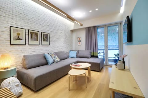 Living room | Cozy couch - Balcony door - 43" smart TV with Netflix