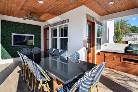 Front Porch - Green Egg Grill - Dining for 12