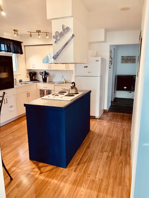 Large kitchen with island with cook top