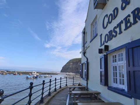 Pub with a view -2 min walk. Fabulous food & a great atmosphere!