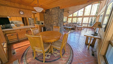 A breakfast nook at the entry seats 4