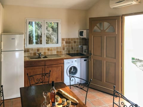 Room, Furniture, Property, Countertop, Kitchen, Cabinetry, Interior Design, Floor, Building, House