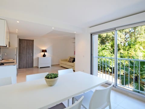 Property, Room, Interior Design, Building, House, Furniture, Ceiling, Real Estate, Home, Table