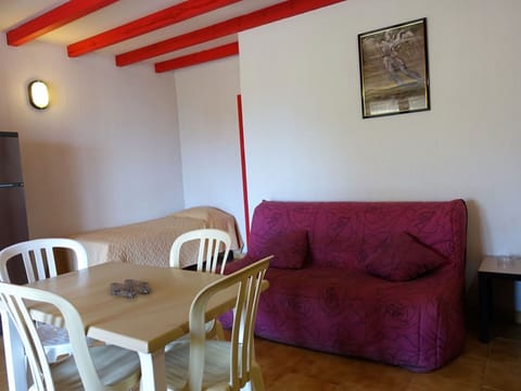 Furniture, Property, Table, Couch, Building, Wood, Interior Design, Comfort, Flooring, Floor