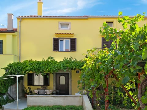 Plant, Building, Window, Property, Cloud, Sky, House, Yellow, Vegetation, Neighbourhood