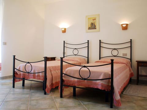 Building, Furniture, Table, Comfort, Wood, Lighting, Bed Frame, Interior Design, House, Picture Frame