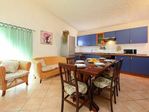 Room, Property, Furniture, Interior Design, Building, Real Estate, Table, Floor, House, Dining Room