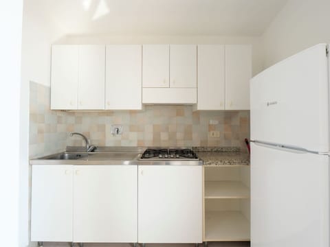 Cabinetry, Kitchen Sink, Property, Sink, Countertop, Building, Kitchen Stove, Kitchen, Kitchen Appliance, Tap