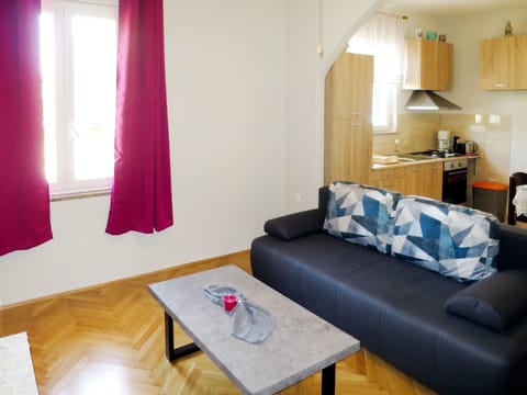 Room, Furniture, Property, Interior Design, Living Room, Building, Curtain, Floor, House, Table