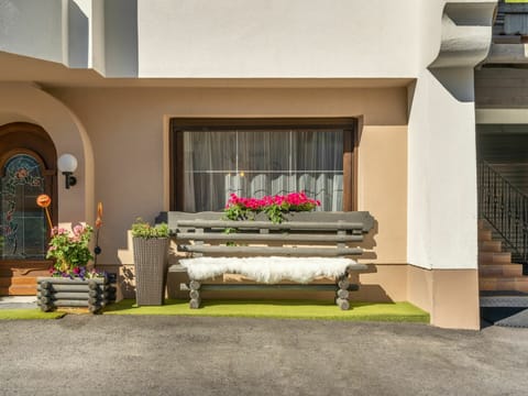 Flower, Plant, Property, Flowerpot, Building, Houseplant, Couch, Decoration, Living Room, Wood