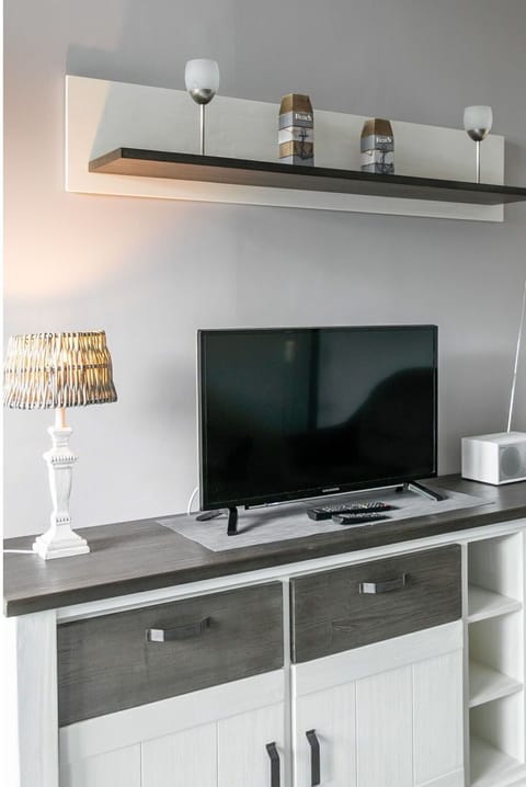 Cabinetry, Property, Furniture, White, Product, Countertop, Lighting, Shelving, Rectangle, Wood