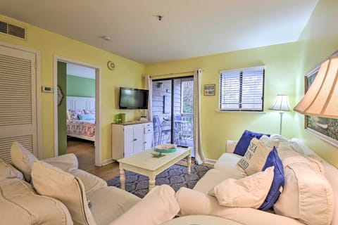 This 2-bedroom, 2-bath vacation rental is located in Hilton Head.
