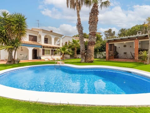 Water, Plant, Cloud, Sky, Building, Daytime, Property, Azure, Swimming Pool, Nature