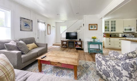 Comfortable and cozy living room area. We like to have coffee here in the morning and read books or the news while listening to music on the Sonos. Very quiet and cozy.