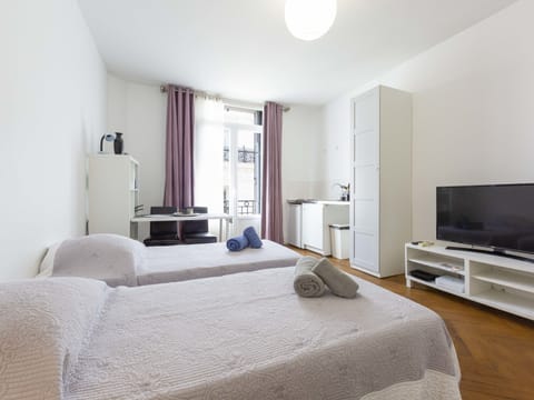 2 singles beds, TV, WIFI, AC