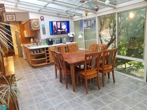 Sunroom with cable tv