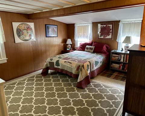 Master bedroom - queen sized bed