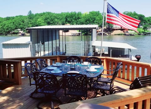Lunch & Dinner in the shade right by the Lake!