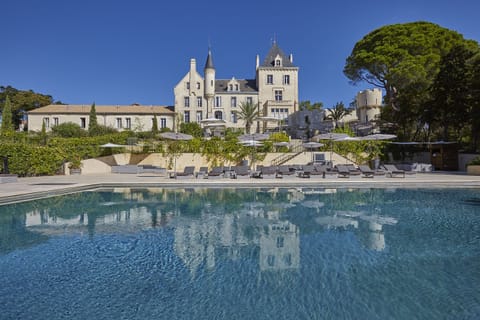 Large Chateau for rent in France, by Petit-Chateau. Com