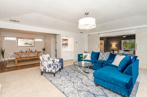Relax and entertain in this comfortable and elegant home!