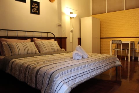 Private Standard Double Room - La Petite Maison Bangkok Bed & Breakfast