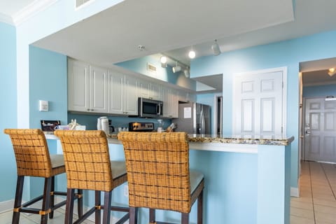 Breakfast Bar and Kitchen