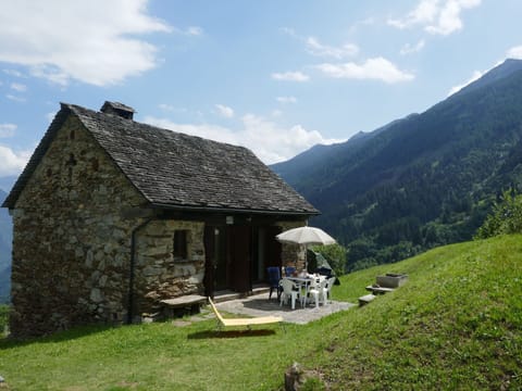 Sky, Mountain, Daytime, Building, Plant, Natural Landscape, House, Vegetation, Highland, Tree