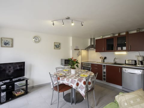 Property, Furniture, Cabinetry, Picture Frame, Countertop, Table, Interior Design, Wood, Flooring, Floor