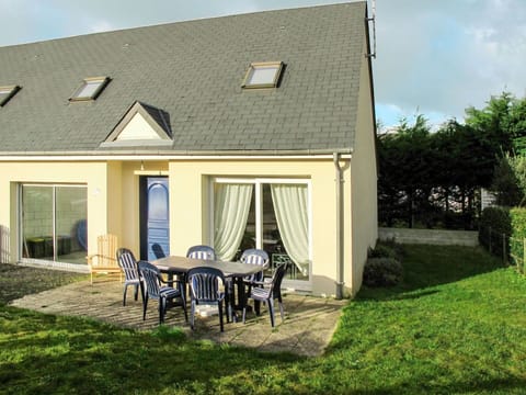 Property, House, Home, Building, Cottage, Real Estate, Residential Area, Yard, Farmhouse, Backyard