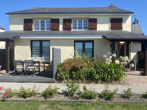 Building, Window, House, Roof, Home, Residential Area, Facade, Door, Cottage, Siding