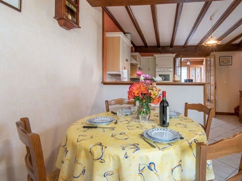 Table, Furniture, Flower, Property, Building, Chair, Decoration, Tablecloth, Tableware, Interior Design