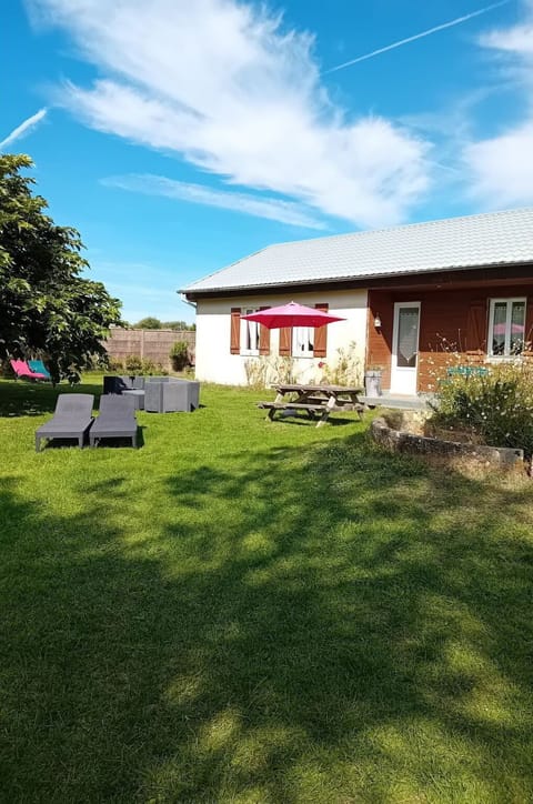 Sky, Cloud, Building, Plant, Property, Window, House, Land Lot, Tree, Cottage