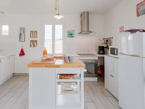 Cloud, Sky, Plant, Property, Window, Building, Outdoor Bench, Nature, Natural Landscape, Picnic Table