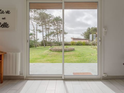 Cloud, Sky, Plant, Property, Window, Building, Outdoor Bench, Nature, Natural Landscape, Picnic Table