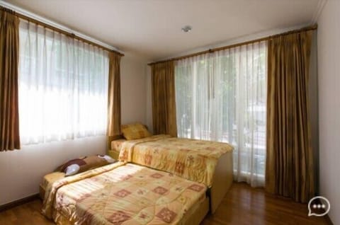 698 1 bedroom near night market 324