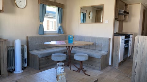 Dining room, Television, Sofa, Living room - EEZZ