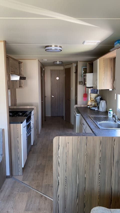 Kitchen, Coffee machine, Fridge and Cooker - EEZZ